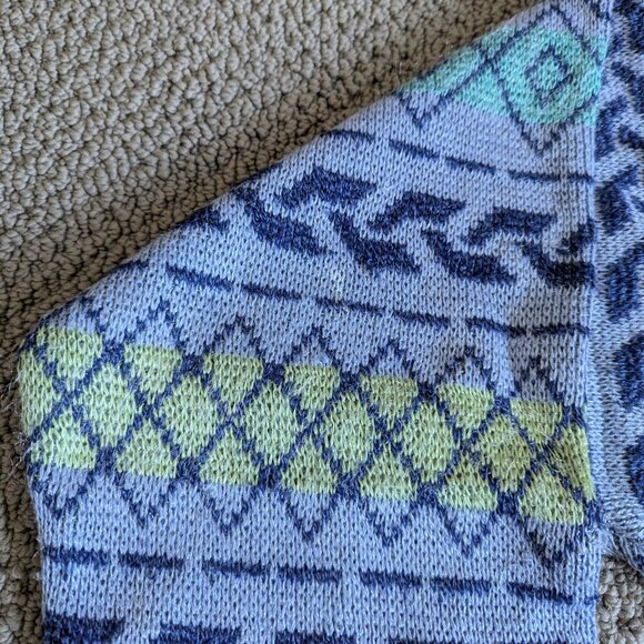 Vintage sweater with a geometric pattern, size Medium - Picture 3 of 7